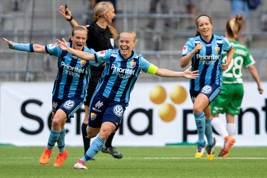 Djurgårdens Mia Jalkerud jublar med lagkamrater efter 0-1