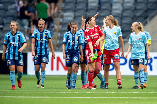 Djurgårdens målvakt Gudbjörg Gunnarsdottir jublar med lagkamrater