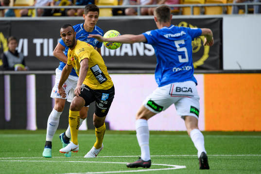 Elfsborgs Issam Jebali och Trelleborgs Denis Hadzikadunic