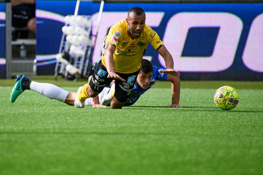 Elfsborgs Issam Jebali och Trelleborgs Denis Hadzikadunic