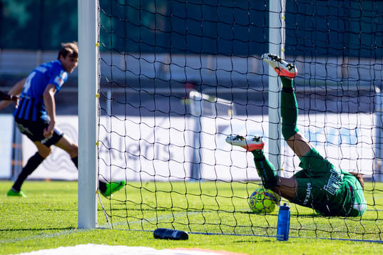 Djurgårdens Philana Tinotenda Kadewere gör 0-1 bakom