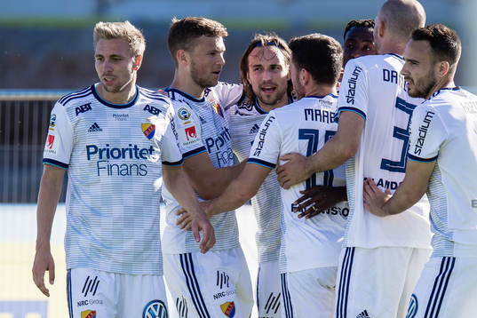 Djurgårdens Kevin Walker (m) jublar med lagkamrater