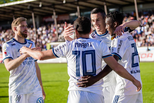 Djurgårdens Philana Tinotenda Kadewere jublar med Niklas Gunnarsson (v) , Kerim Mrabti och Haris Radetinac efter 0-3