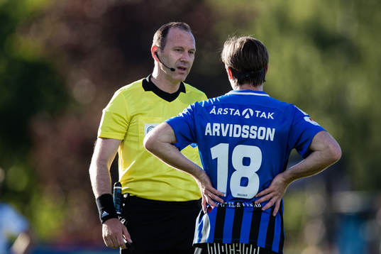 Domare Jonas Eriksson i diskussion med Sirius Jesper