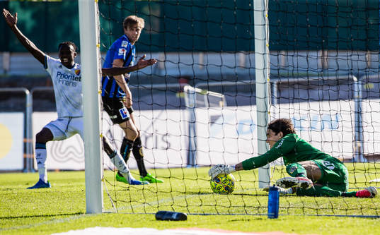 Djurgårdens Philana Tinotenda Kadewere gör 0-1 medan