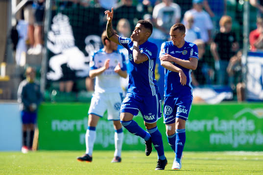 Sundsvalls Romain Gall jublar efter 1-0