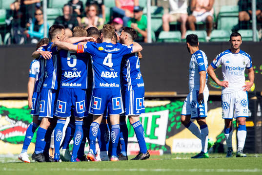 Sundsvalls David Batanero jublar med lagkamrater efter 2-0