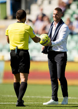 Domare Kasper Sjöberg får matchbollen av Sundsvalls
