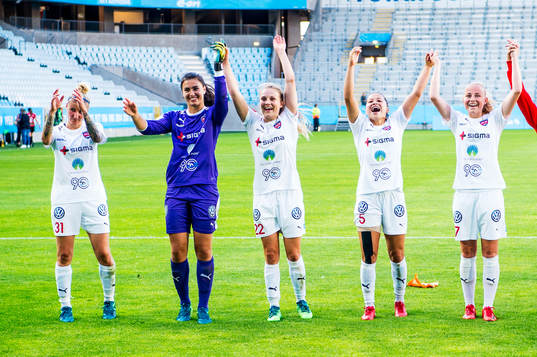 Rosengårds Anja Mittag, målvakt Zecira Musovic, Fiona Brown, Alexandra Lowe Riley och Ebba Wieder jublar