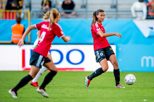 Limhamn Bunkeflos Anna Welin med bollen