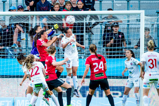 Limhamn Bunkeflos Anna Welin mot Rosengårds målvakt