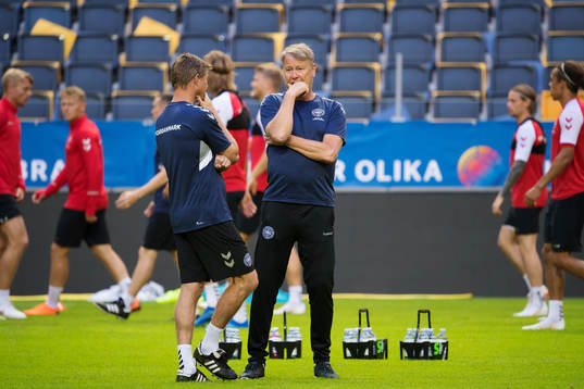 Assisterande tränare Jon Dahl Tomasson och förbundskapten Åge Hareide