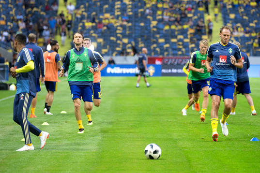 Sveriges spelare värmer upp innan träningslandskampen i