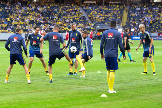 Sveriges spelare värmer upp innan träningslandskampen i