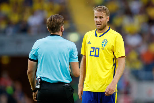 Sveriges Ola Toivonen pratar med domaren