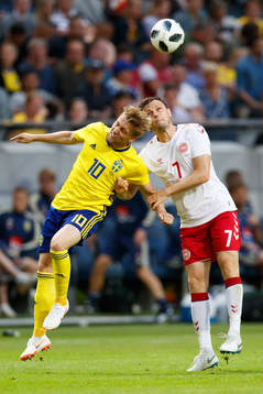 Sveriges Emil Forsberg i nickduell med Danmarks William Kvist