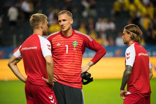 Sveriges målvakt Robin Olsen pratar med danska spelare
