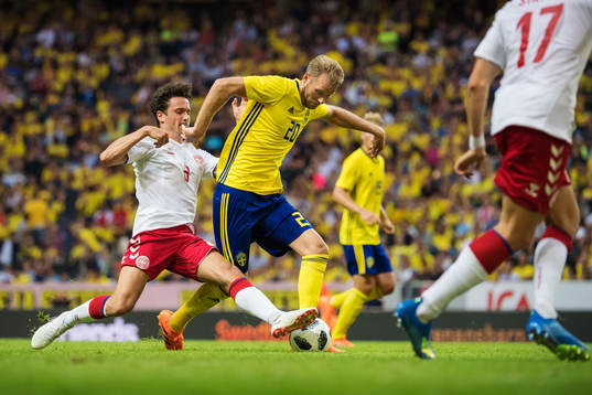 Danmarks Thomas Delaney tacklar Sveriges Ola Toivonen
