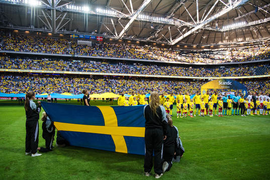 Sveriges spelare står uppställda för nationalsången