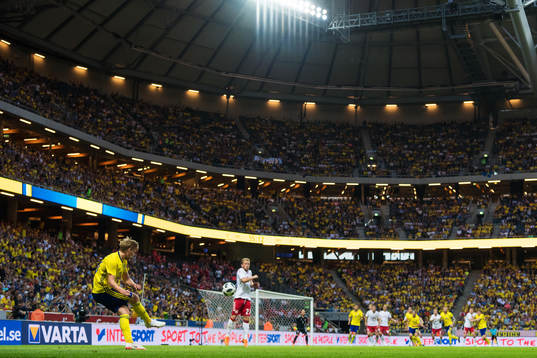 Sveriges Emil Forsberg slår en frispark