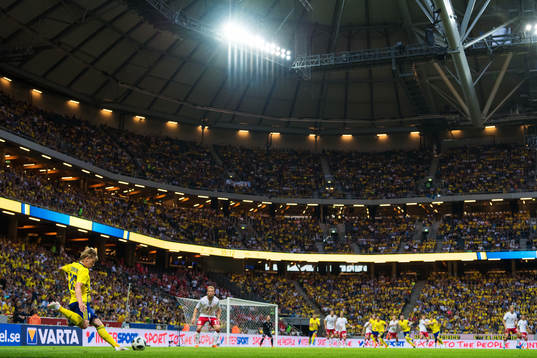 Sveriges Emil Forsberg slår en frispark