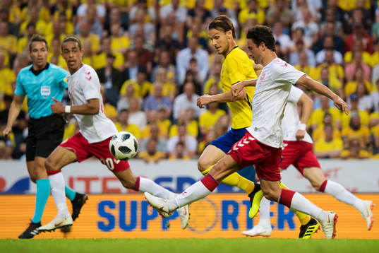 Danmarks Yussuf Yurary Poulsen och Thomas Delaney utmanar