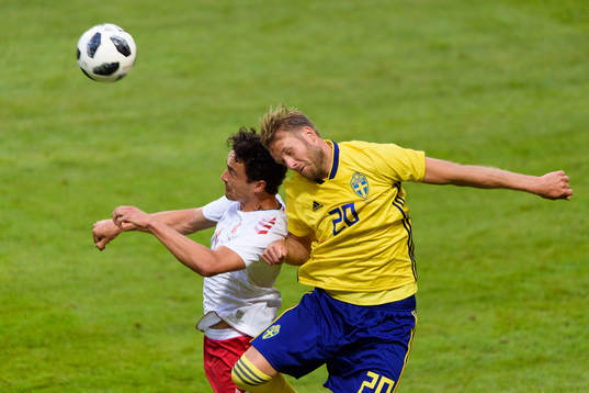 Danmarks Thomas Delaney i nickduell med Sveriges Ola Toivonen