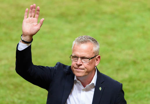 Sveriges förbundskapten Janne Andersson tackar publiken