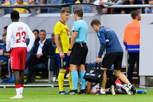 Sveriges Emil Krafth pratar med domaren