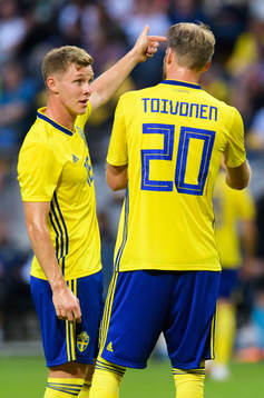 Sveriges Emil Krafth pratar med Ola Toivonen