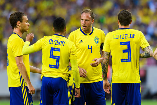 Sveriges Albin Ekdal, Martin Olsson, Andreas Granqvist och Victor Nilsson Lindelöf pratar