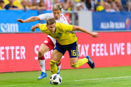 Danmarks Jens Stryger Larsen i kamp med Sveriges Emil Krafth