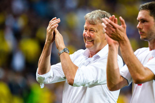 Danmarks förbundskapten Åge Hareide jublar med spelarna