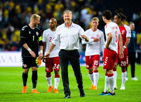 Danmarks förbundskapten Åge Hareide jublar med spelarna