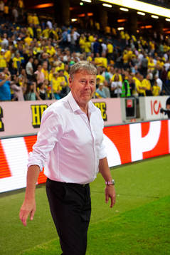 Danmarks förbundskapten Åge Hareide tackar publiken