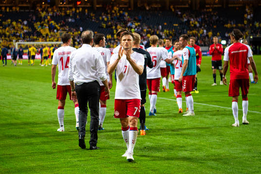 Danmarks William Kvist  tackar publiken