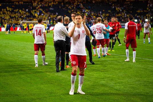 Danmarks William Kvist  tackar publiken