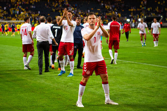 Danmarks William Kvist  tackar publiken