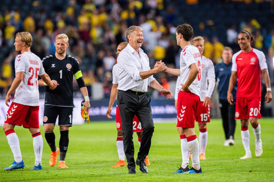 Danmarks förbundskapten Åge Hareide jublar med spelarna