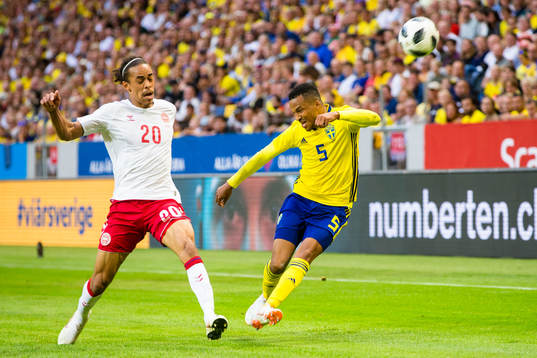Danmarks Yussuf Yuray Poulsen och Sveriges Martin Olsson