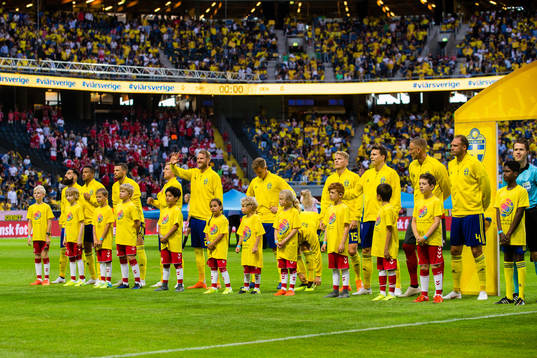 Knattar framför Sveriges spelare