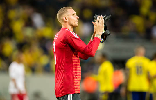 Sveriges målvakt Robin Olsen tackar publiken