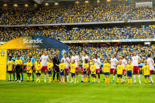 Knattar framför Danmarks spelare