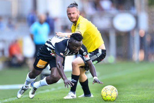 Landskronas Edafe Egbedi och Gais Jonas Lindberg i kamp om