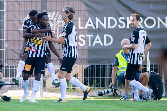 Landskronas Sadat Karim och Samuel Monday jublar efter 1-0 målet