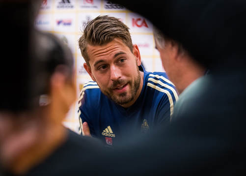 Sveriges målvakt Kristoffer Nordfeldt intervjuas