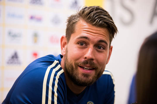 Sveriges målvakt Kristoffer Nordfeldt intervjuas