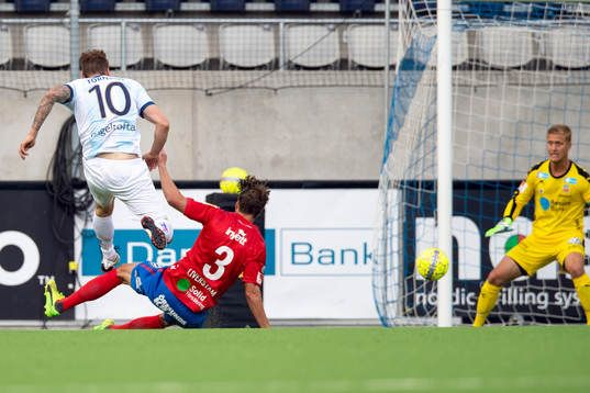 Gefles Erik Törnros gör 1-0 bakom Helsingborgs målvakt Pär Hansson