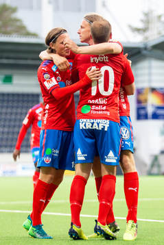 Helsingborgs Carl Johansson jublar med lagkamrater efter 1-1