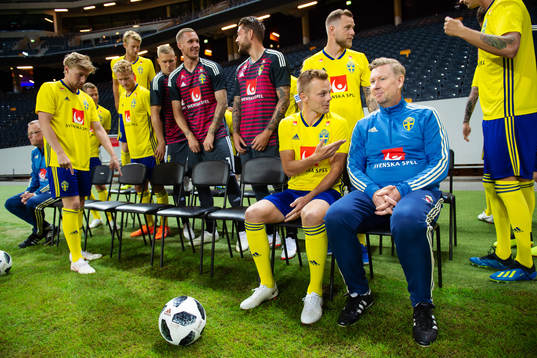 Sebastian Larsson pratar med Peter Wettergren, assisterande förbundskapten, när lagbilden av Sveriges fotbollslandslag